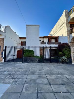 Casa 6 Amb. C/3 Balcones, Fondo, Parrilla, Garage - Imagen# 1