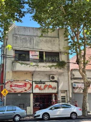 PH de 6 ambientes a la calle en 2 Plantas, con terraza, patio cubierto, balcón, quincho y parrilla en Av Caseros al 2800, Parque Patricios. - Imagen# 1
